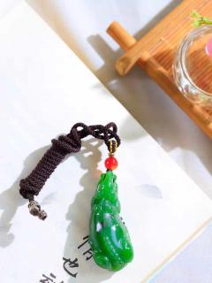 精品和田玉碧玉旺财挂件,玉质温润细腻 油润十足.立体