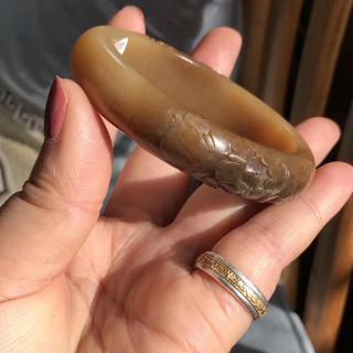 新疆和田玉雕花手镯莲花鱼苏工摘红糖俏色双牡丹花